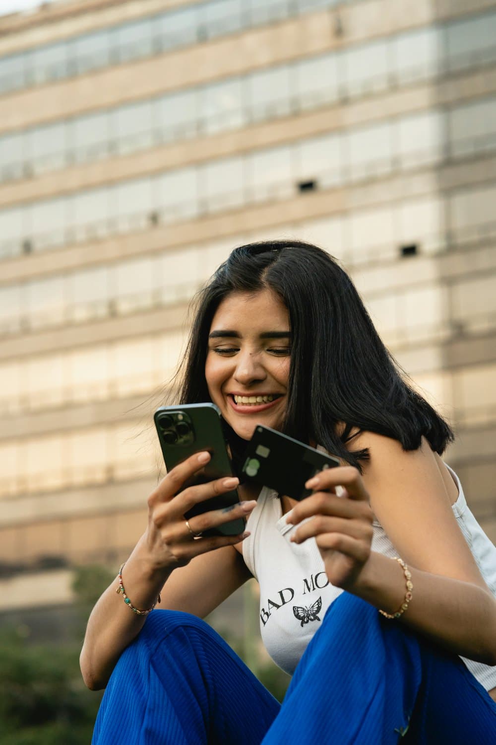 Persona usando el celular para escribir a LivIA